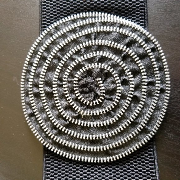 Stretchy Black Waist Cinch Belt with Flower Back Detail. Size ML. - Picture 4 of 7